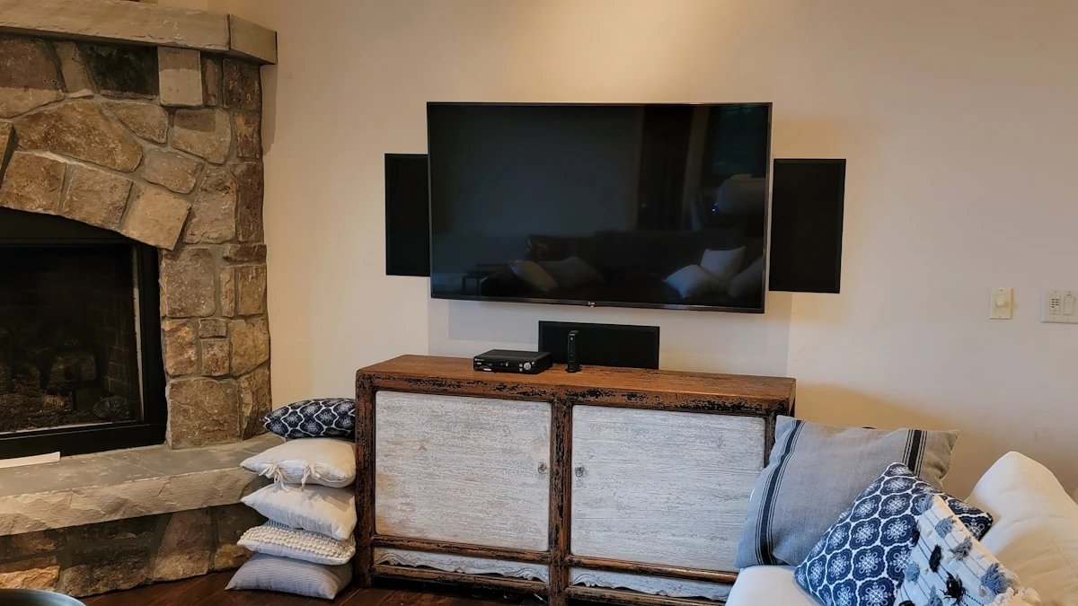 Väggmonterad platt-TV i ett vardagsrum, med en liten mediaspelare på skåpet under