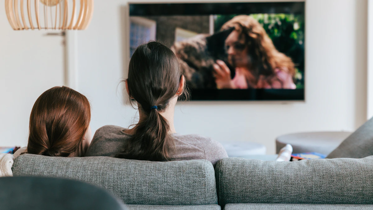 Flera personer i en soffa framför en TV