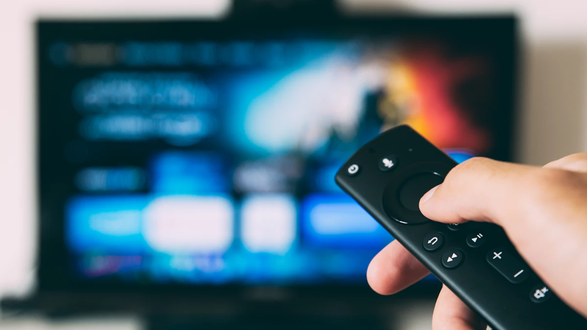 Hand som håller en fjärrkontroll riktad mot en TV med en streamingmeny på skärmen