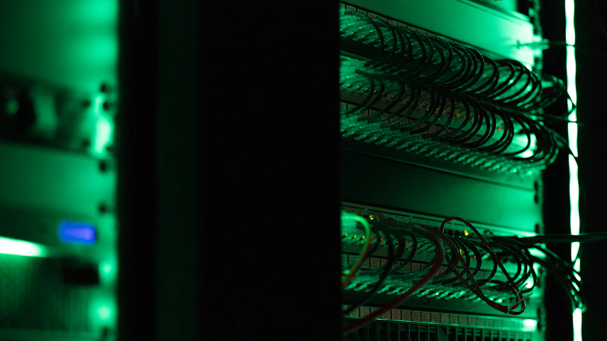 Nätverksrack i en serverhall, tätt packat med patchkablar och upplyst i grönt